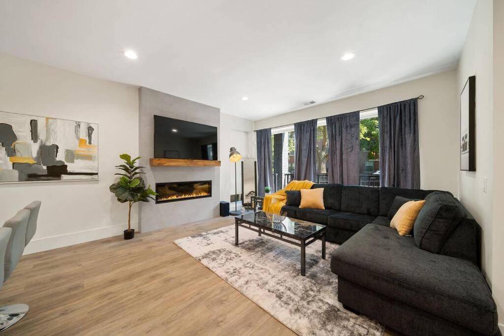 Stunning 2br/2ba W/ Balcony By United Center Apartment