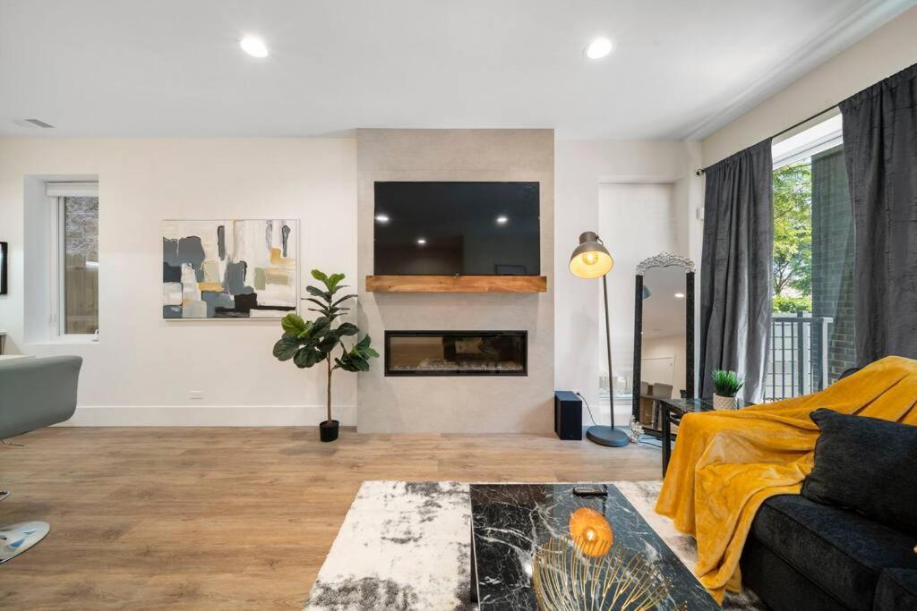 Stunning 2br/2ba W/ Balcony By United Center