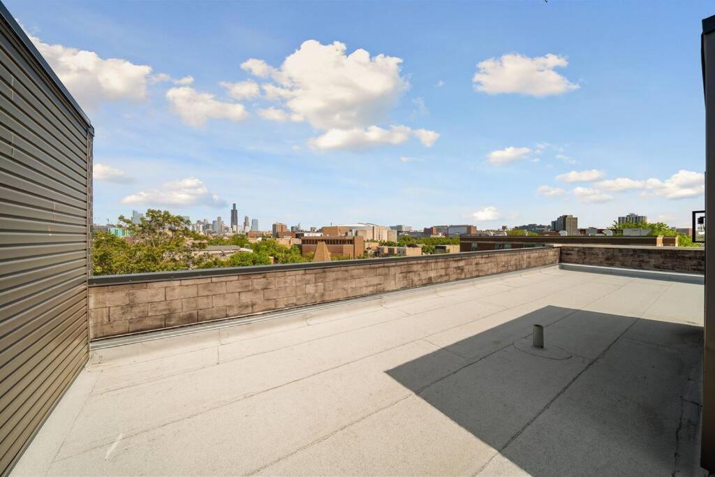 Stunning 2br/2ba W/ Balcony By United Center Chicago