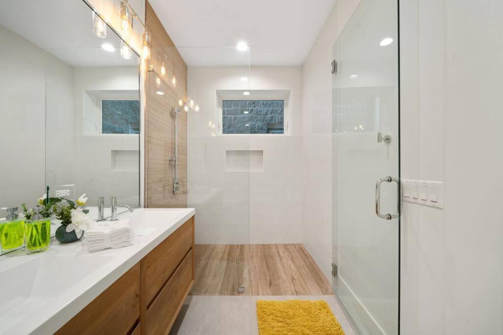 Apartment Stunning 2br/2ba W/ Balcony By United Center Chicago