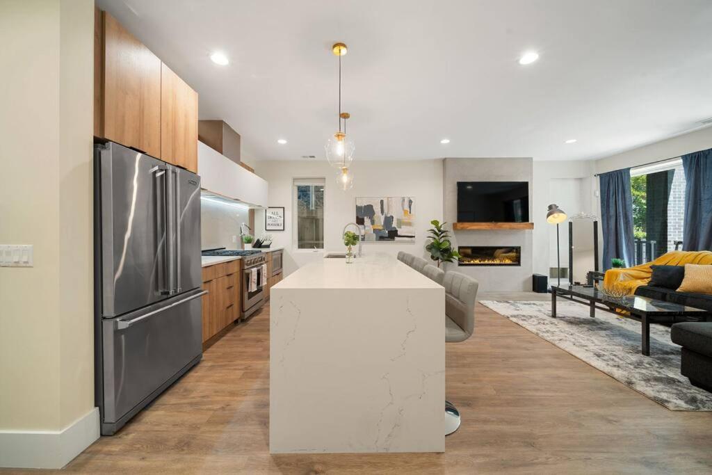 Stunning 2br/2ba W/ Balcony By United Center Chicago