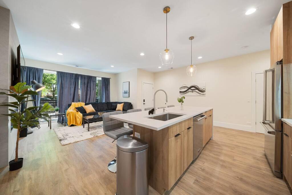 Stunning 2br/2ba W/ Balcony By United Center Apartment
