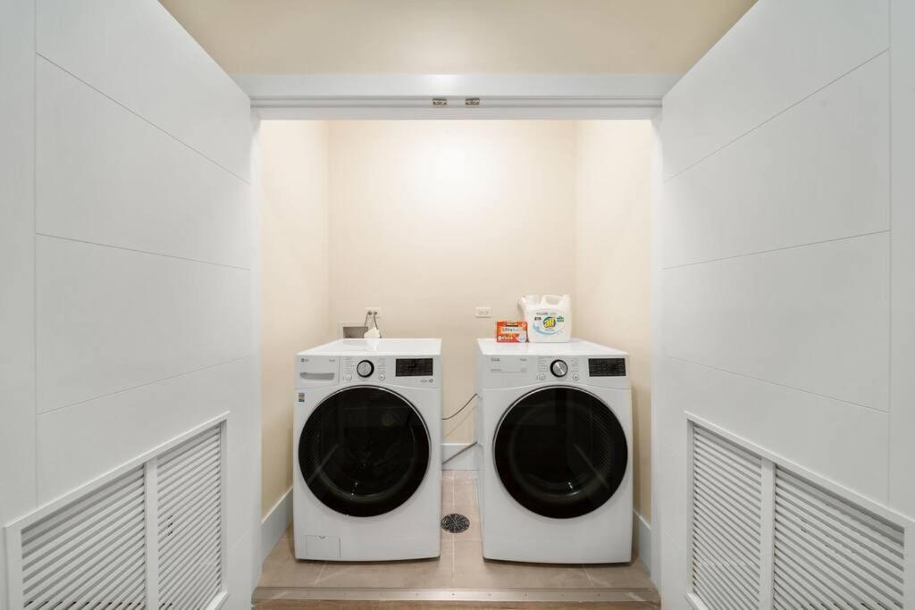 Apartment Stunning 2br/2ba W/ Balcony By United Center