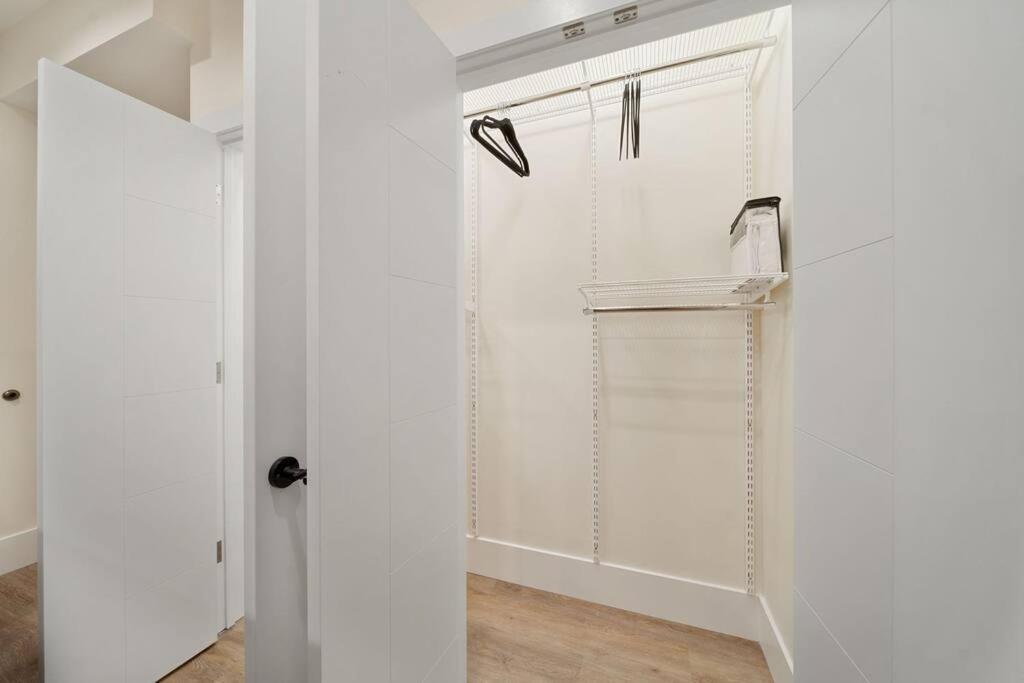 Stunning 2br/2ba W/ Balcony By United Center * Chicago