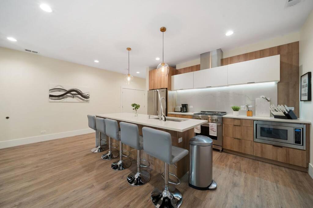 Apartment Stunning 2br/2ba W/ Balcony By United Center *