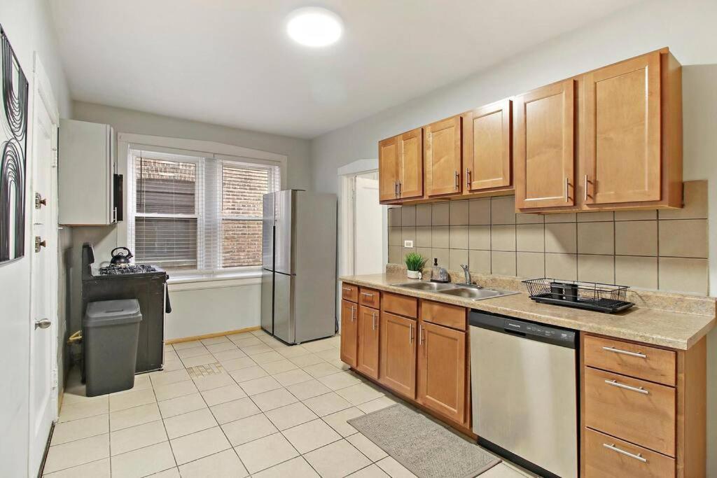 Spacious 4br Apt In Historic Hyde Park Near Beach *