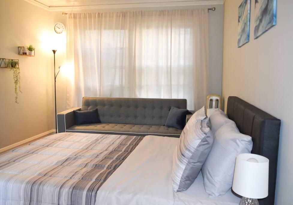 Prime Location W/ Historic Charm Near Shops &parks Apartment *