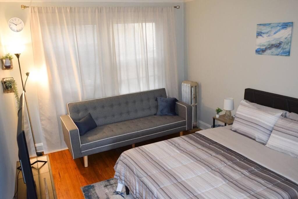 Prime Location W/ Historic Charm Near Shops &parks Chicago