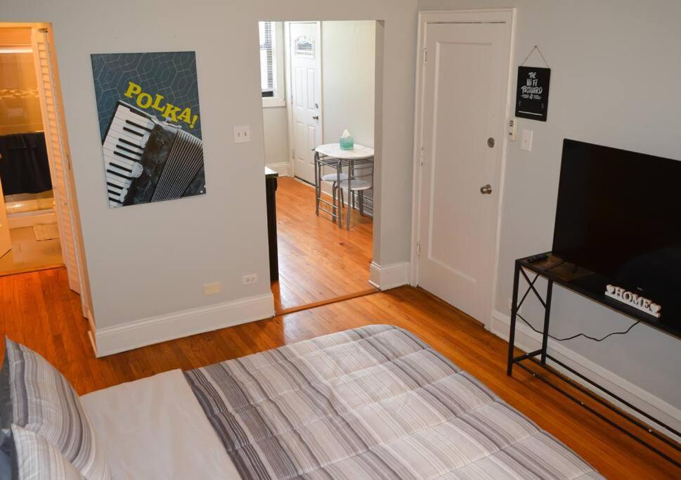Prime Location W/ Historic Charm Near Shops &parks Apartment Chicago