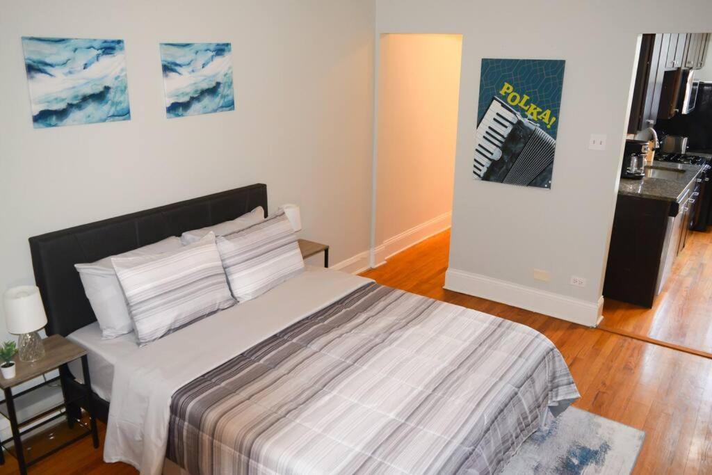 Prime Location W/ Historic Charm Near Shops &parks Chicago