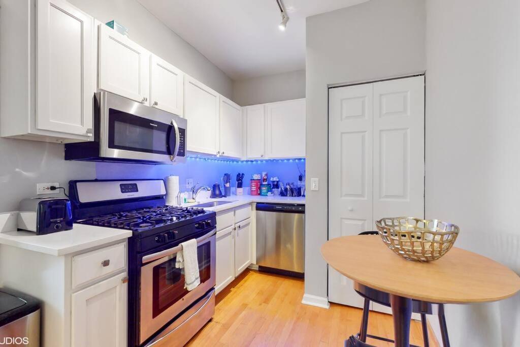 Chic L Near Downtown & Il Medical District Holiday home *