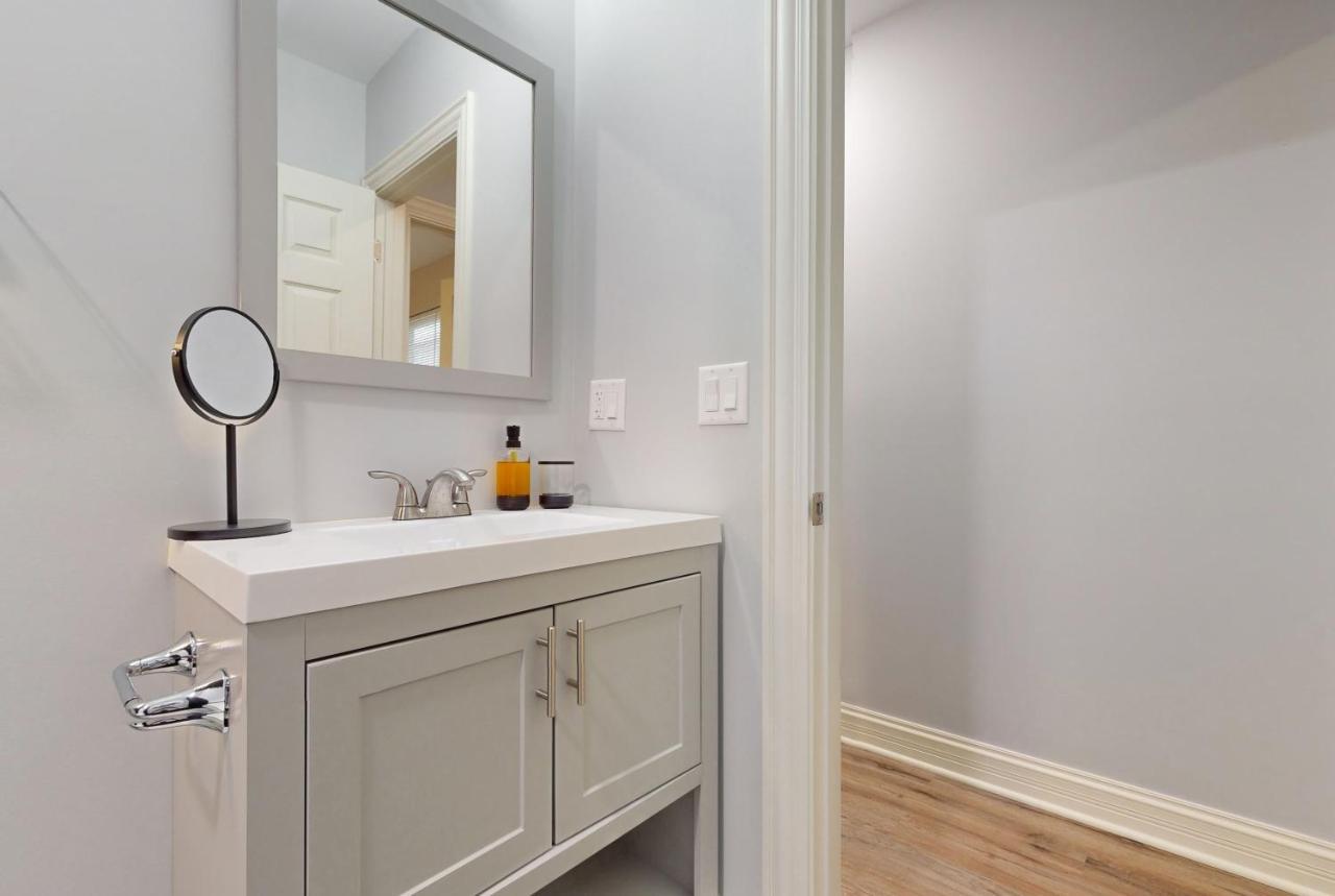 Modern Elegance: 4br Duplex W/ Free Garage Parking Apartment *