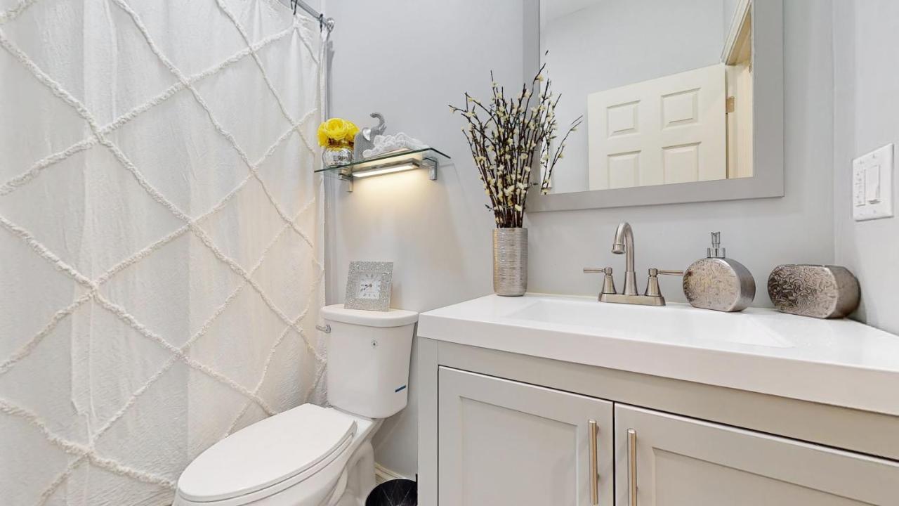 Modern Elegance: 4br Duplex W/ Free Garage Parking Apartment