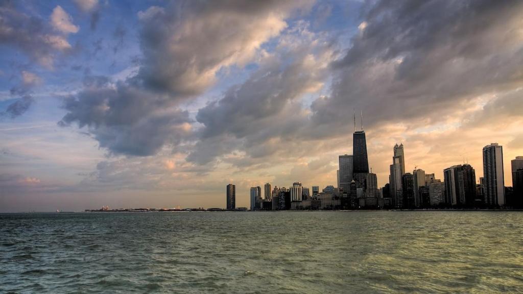 Apartment Wrigleyville Away From Home! 5 Mins From Downtown! Steps From Lake!! Cozy! Chicago