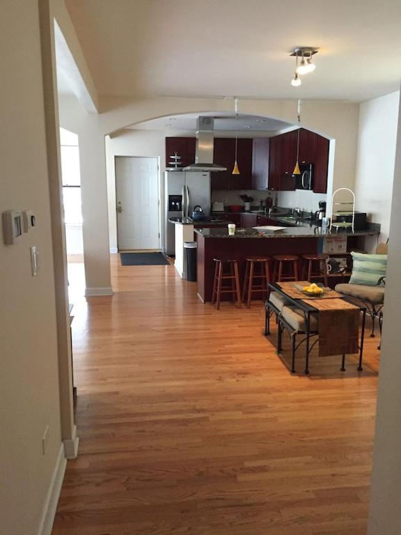 Apartment Wrigleyville Away From Home! 5 Mins From Downtown! Steps From Lake!! Cozy! *