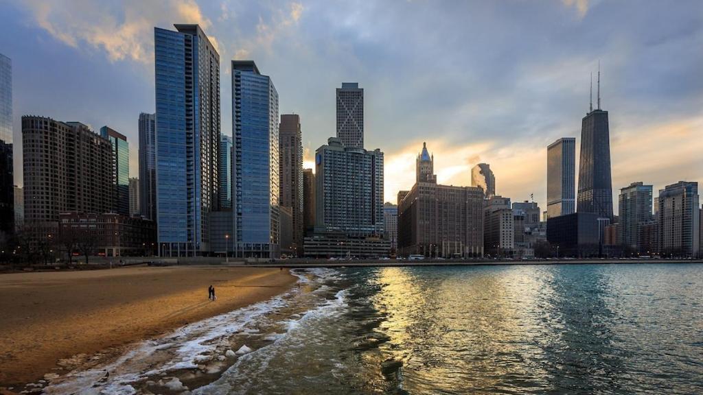 Wrigleyville Away From Home! 5 Mins From Downtown! Steps From Lake!! Cozy! Chicago