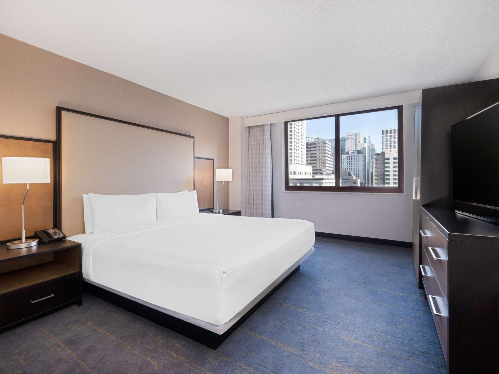 Embassy - Downtown River North Hotel