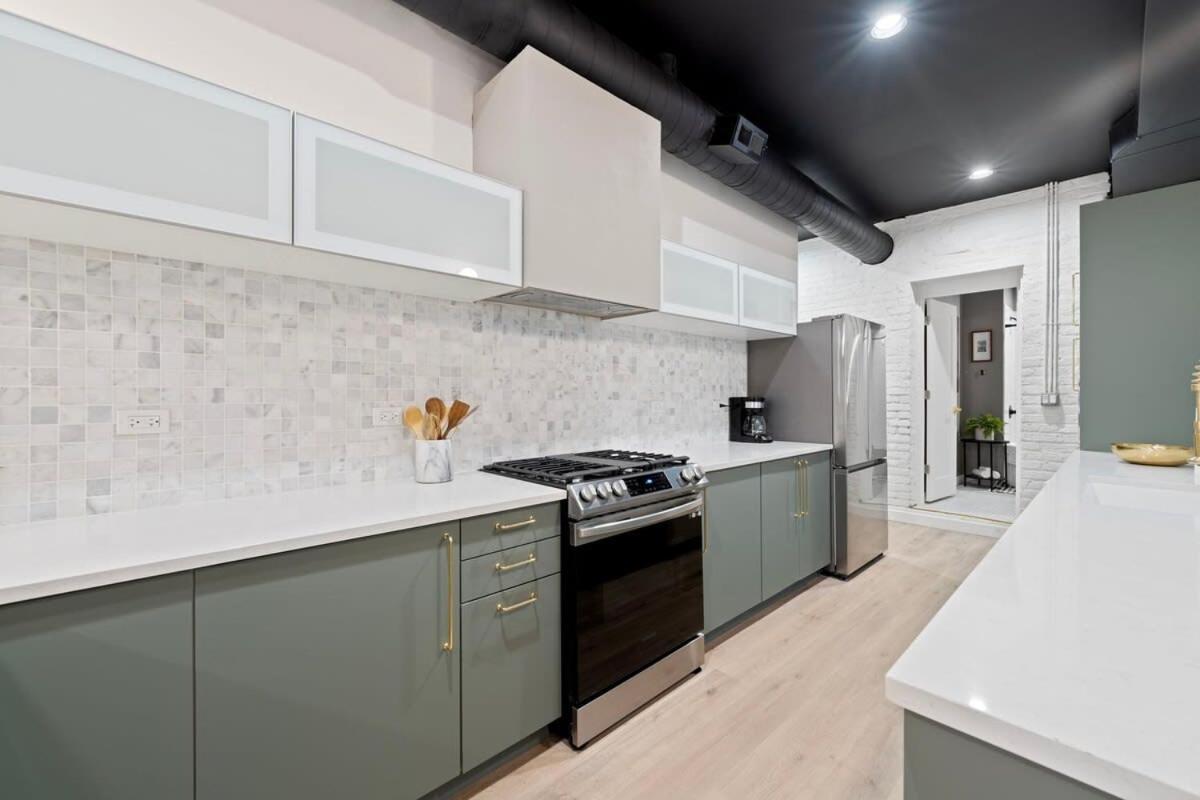 Chic 4-bedroom Haven: Designer's Dream Chicago