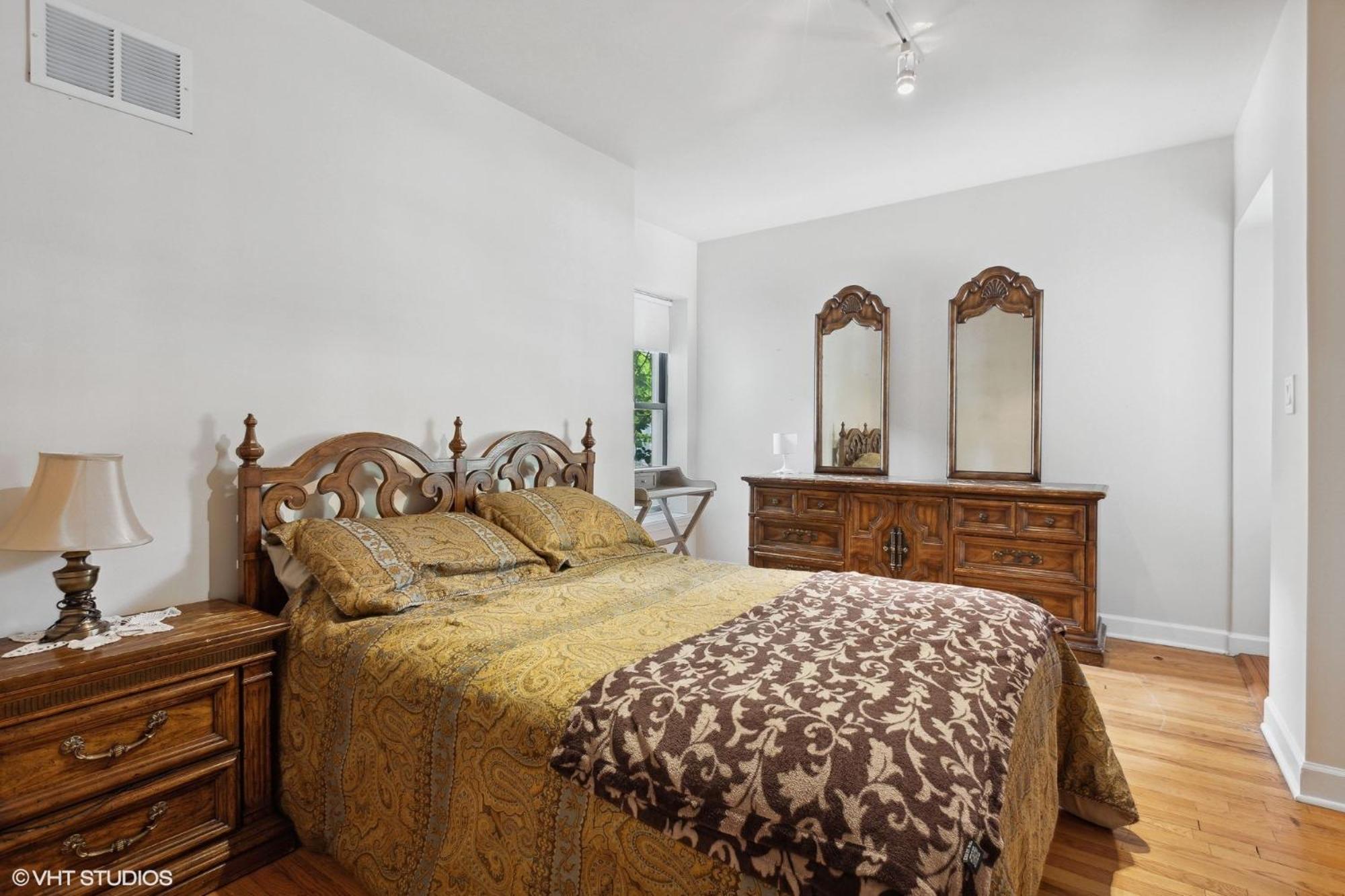 Wrigleyville Away From Home! 5 Mins From Downtown! Steps From Lake!! Cozy! Apartment *