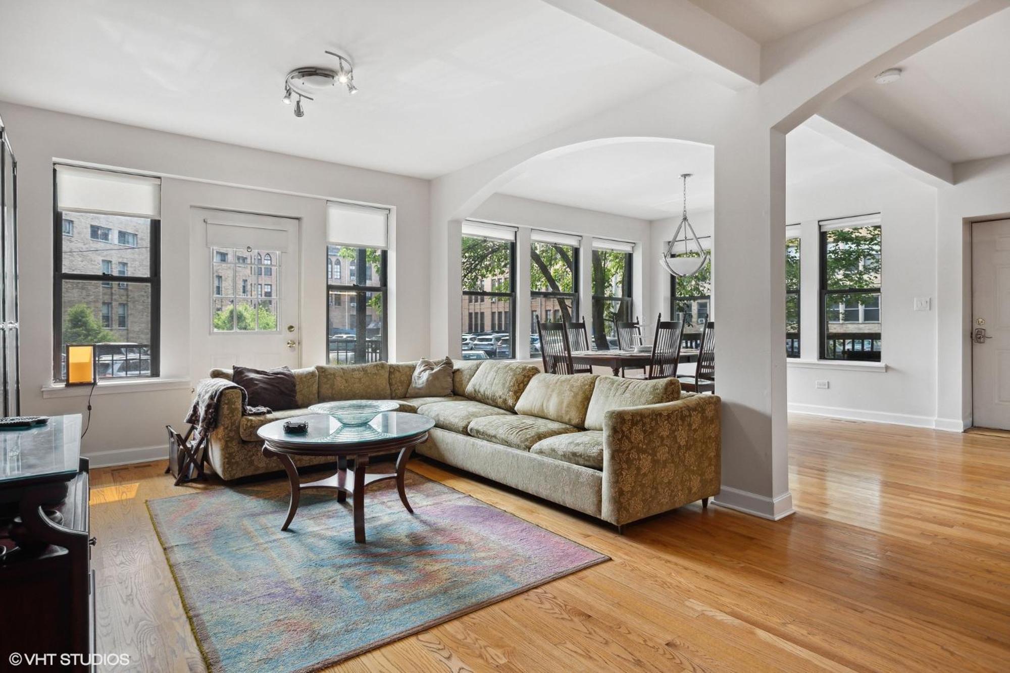 Apartment Wrigleyville Away From Home! 5 Mins From Downtown! Steps From Lake!! Cozy! *