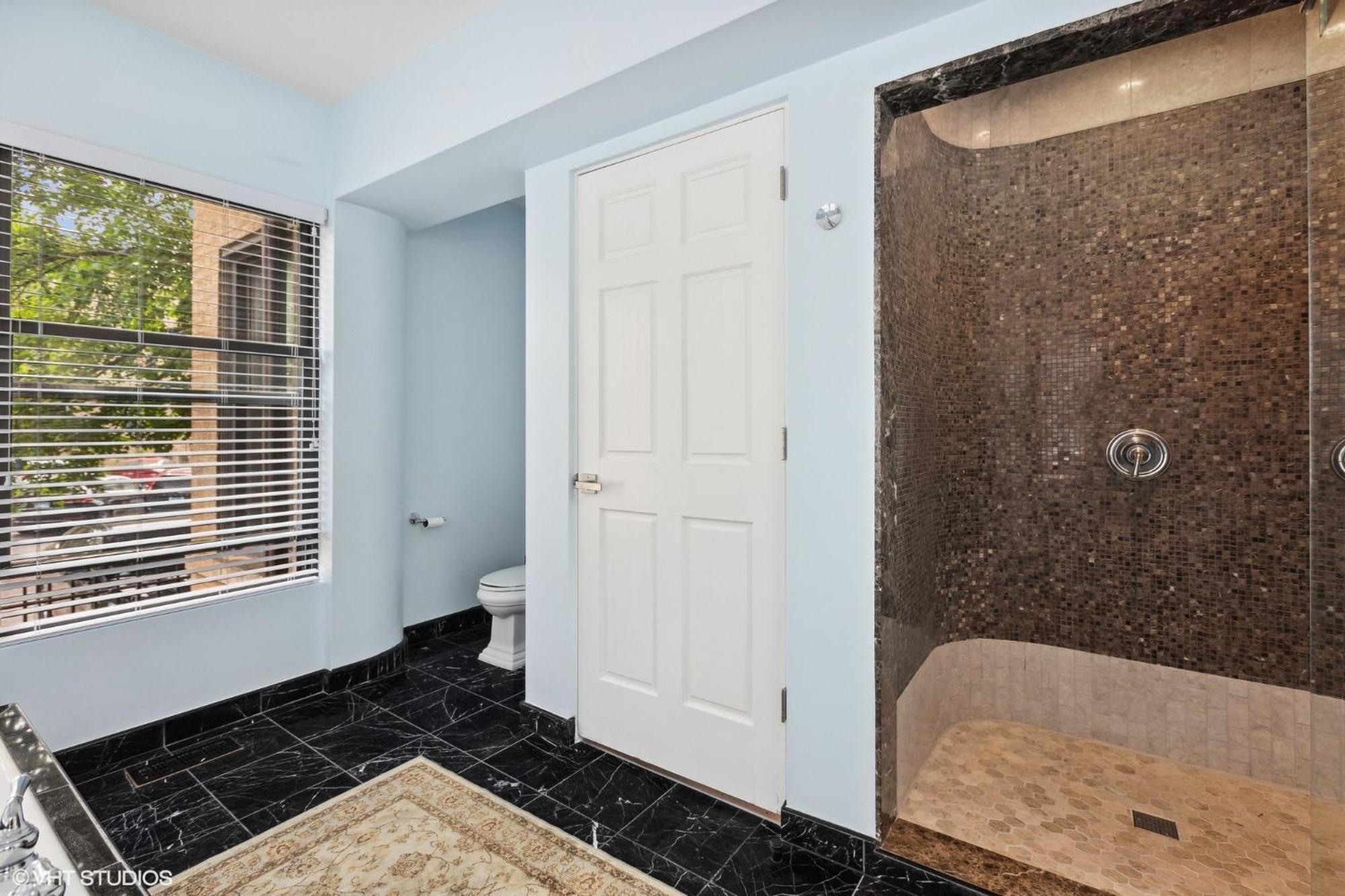Apartment Wrigleyville Away From Home! 5 Mins From Downtown! Steps From Lake!! Cozy! *