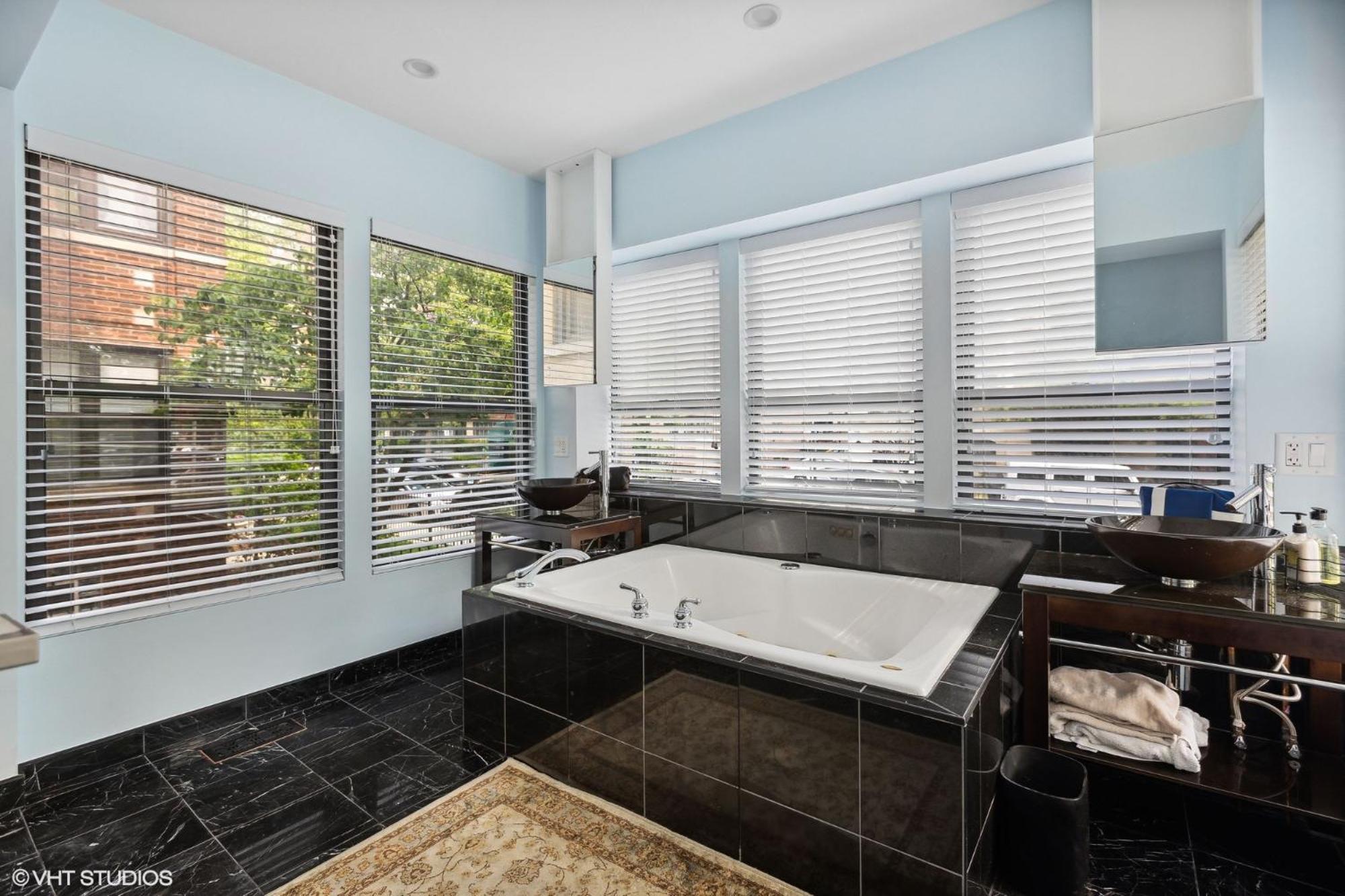 Wrigleyville Away From Home! 5 Mins From Downtown! Steps From Lake!! Cozy! Apartment *