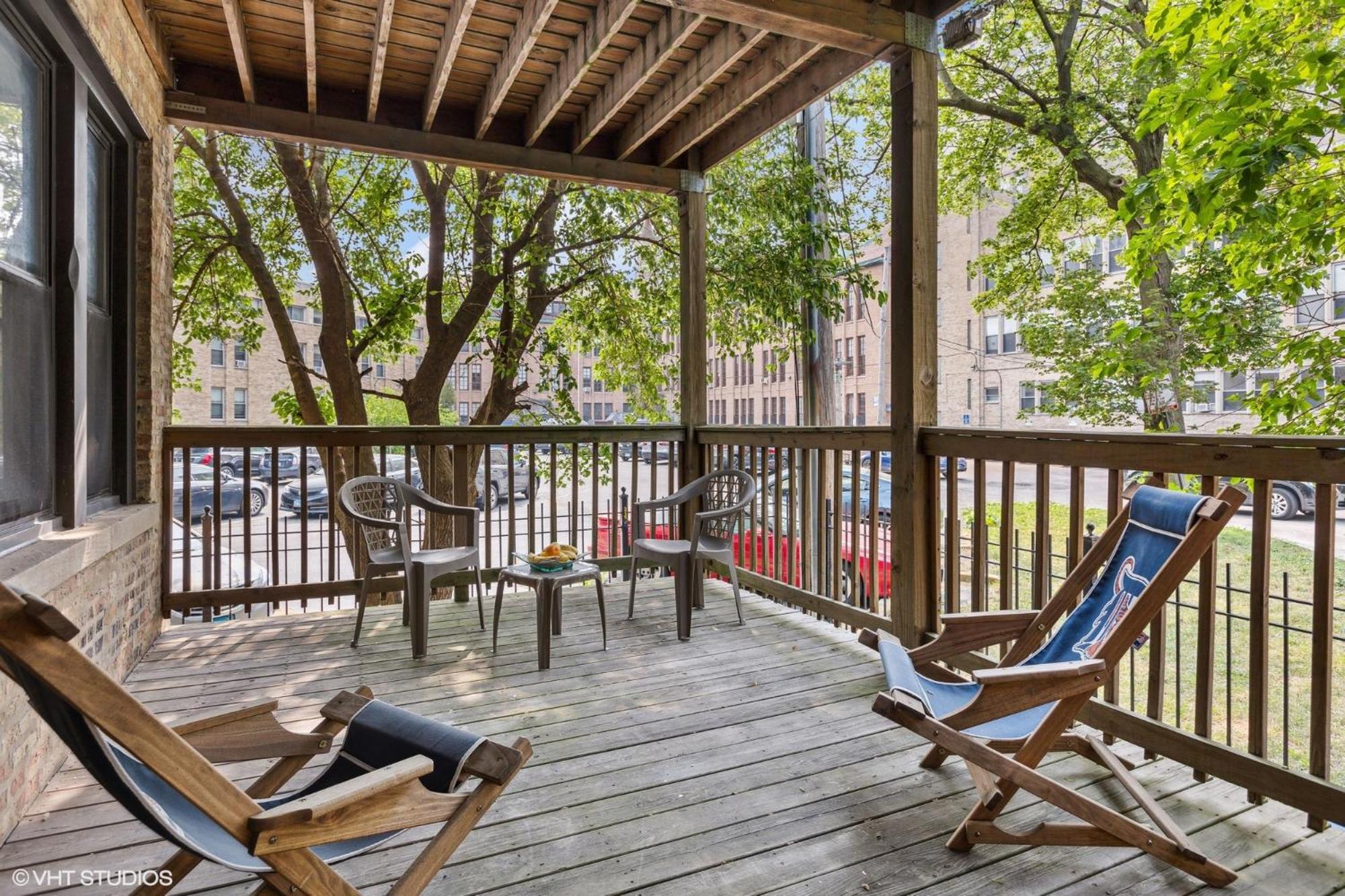 Apartment Wrigleyville Away From Home! 5 Mins From Downtown! Steps From Lake!! Cozy! *