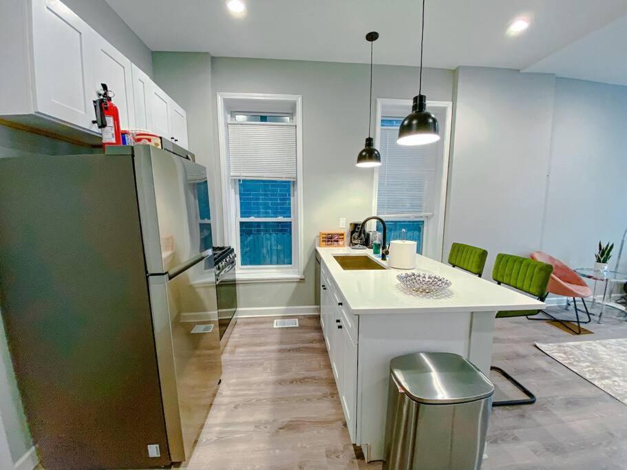 The Secret West Loop Oasis For Up To 4 Guests With In-unit Washer And Dryer
