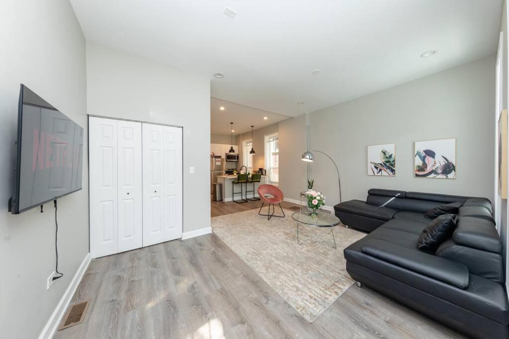 The Secret West Loop Oasis For Up To 4 Guests With In-unit Washer And Dryer Apartment