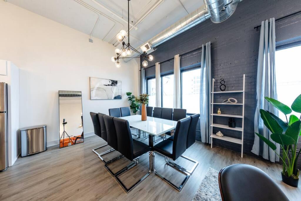 Mccormick 6br/4ba Luxury For Groups Up To 12 Guests With Optional Parking And Gym Access Apartment Chicago