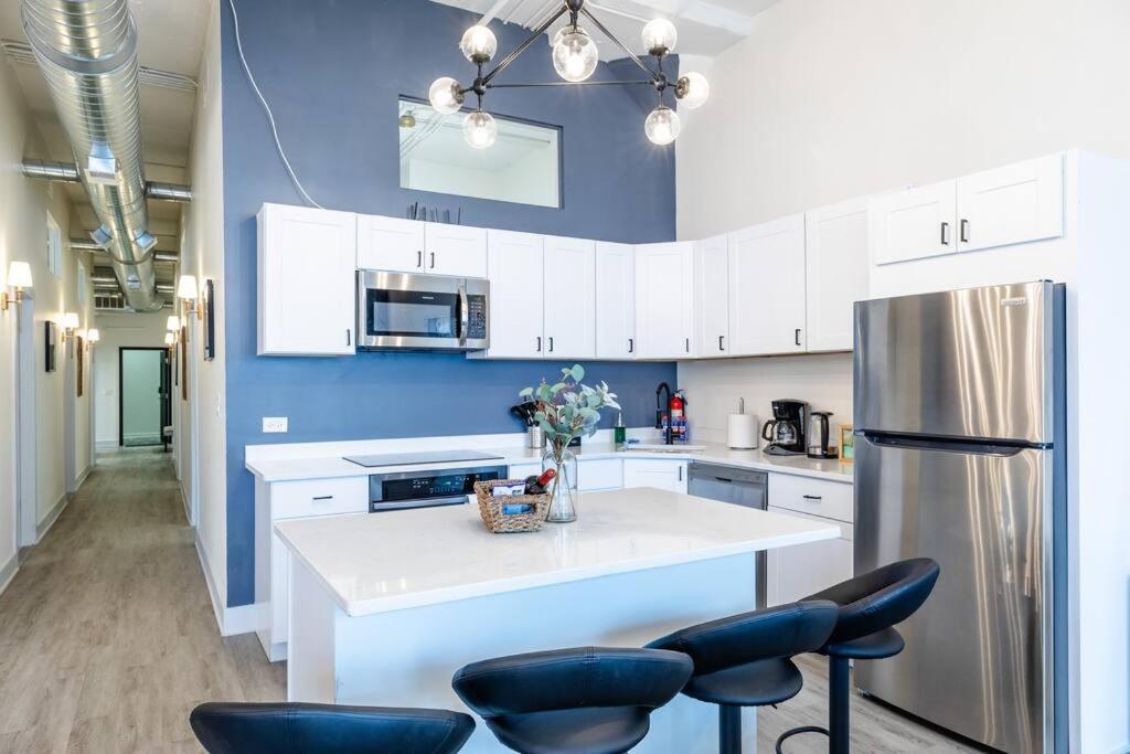 Apartment Mccormick 6br/4ba Luxury For Groups Up To 12 Guests With Optional Parking And Gym Access