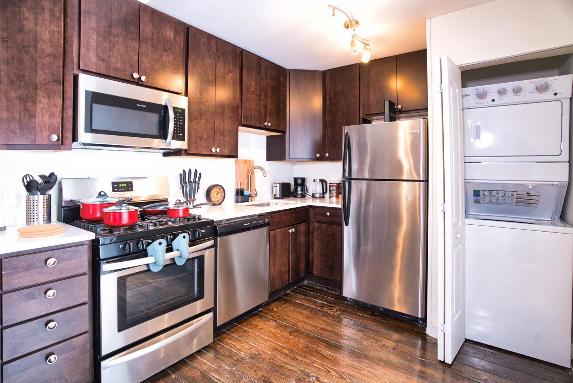 Mccormick Huge 3br With Pool Table, Optional Parking For Up To 8 Guests Chicago