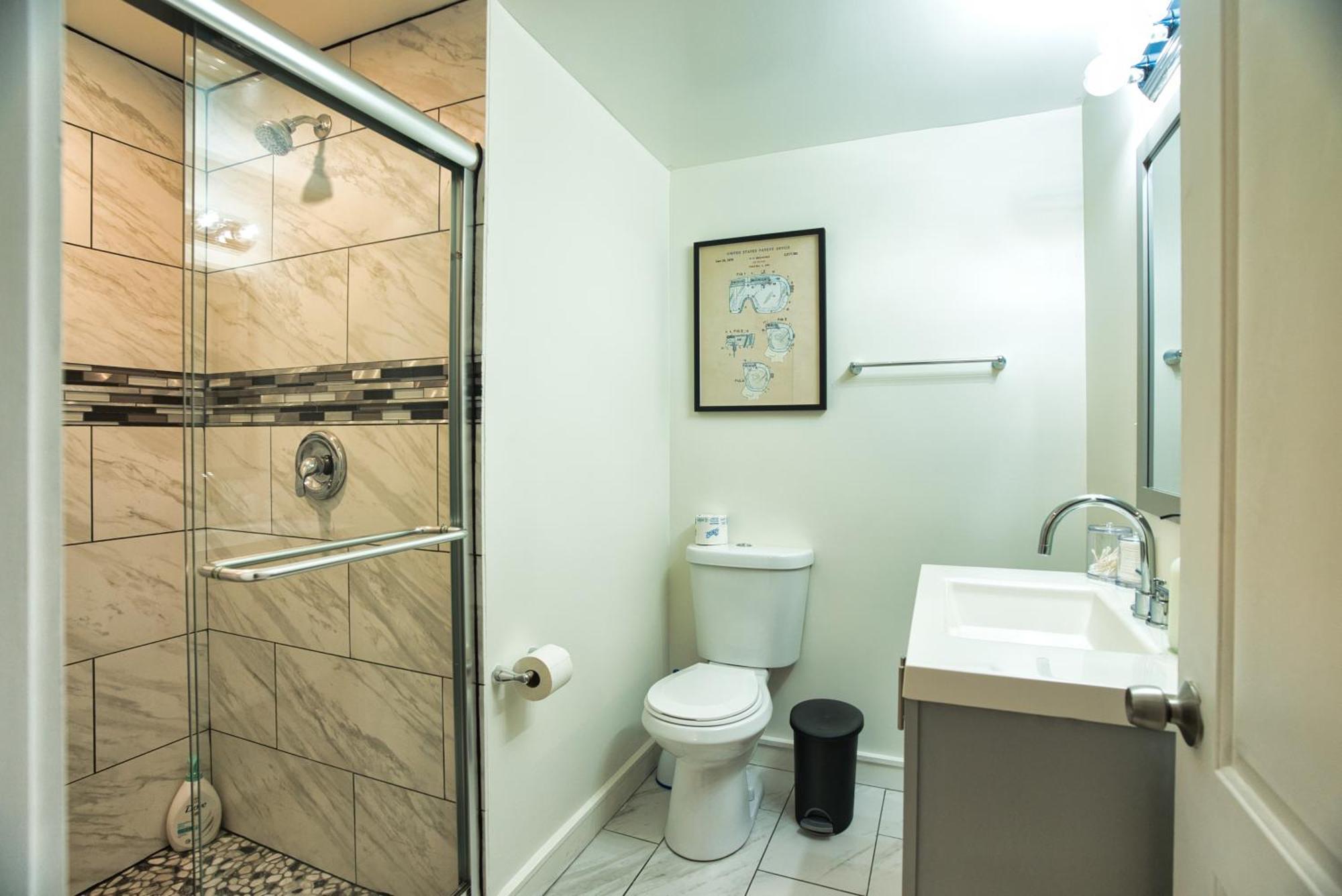 Mccormick Huge 3br With Pool Table, Optional Parking For Up To 8 Guests Apartment *