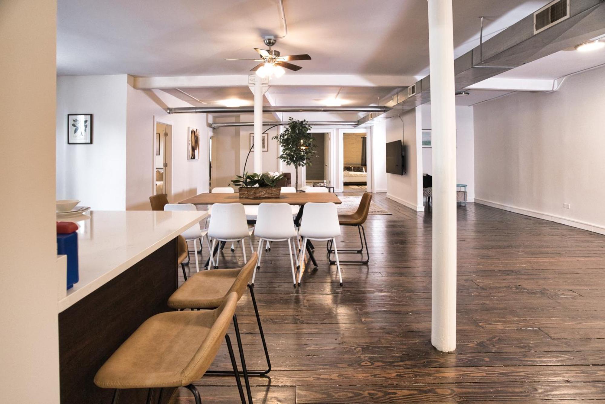 Apartment Mccormick Huge 3br With Pool Table, Optional Parking For Up To 8 Guests Chicago