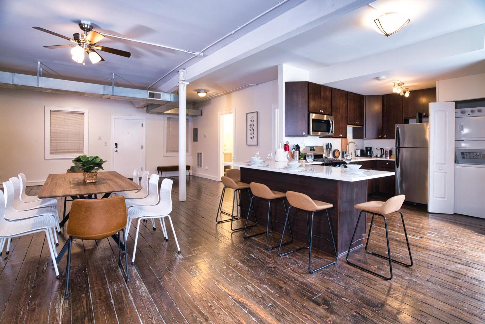 Mccormick Huge 3br With Pool Table, Optional Parking For Up To 8 Guests Chicago