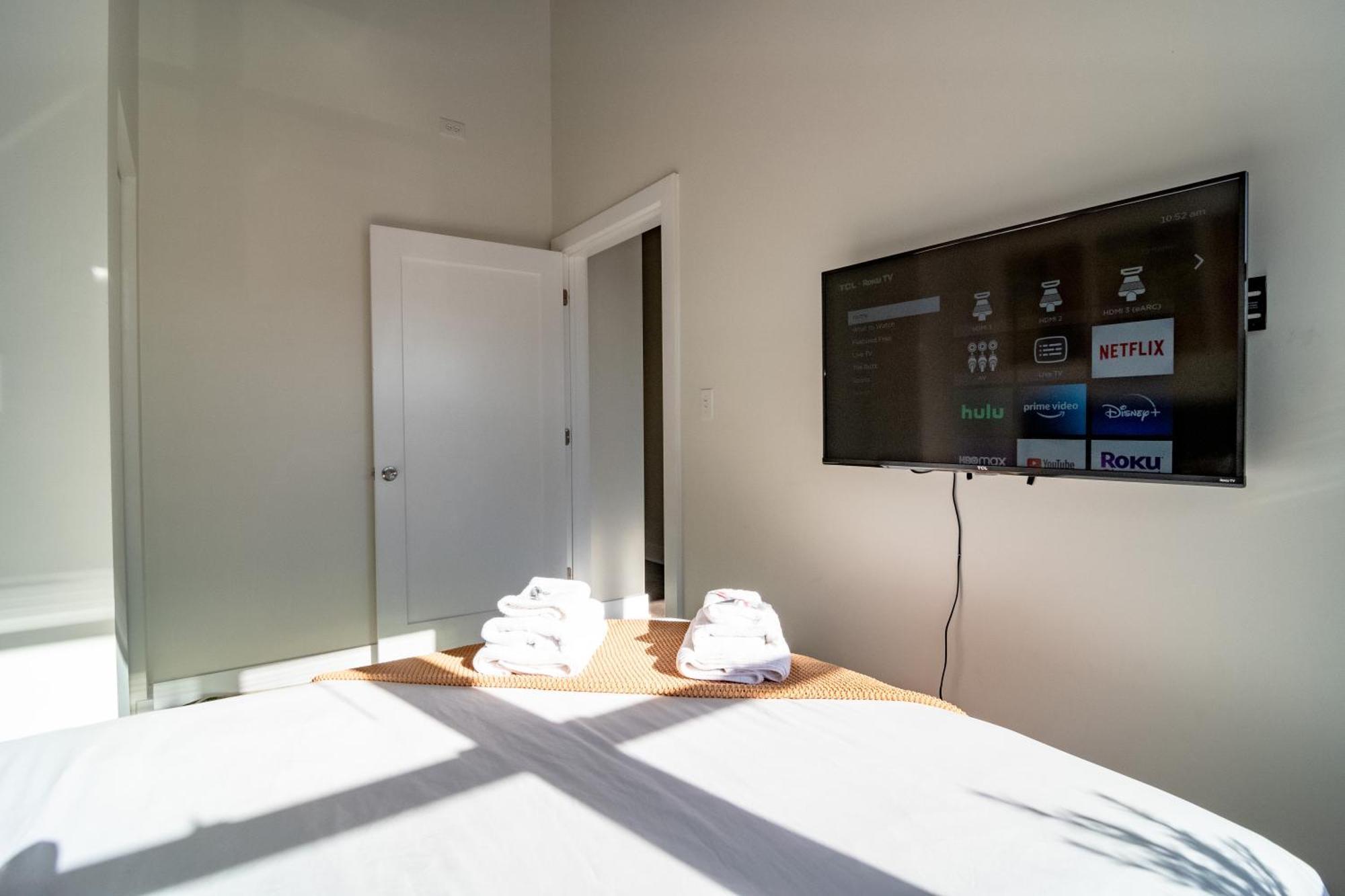 Mccormick Place Stylish Corner Unit With Optional Parking For Up To 6 Guests
