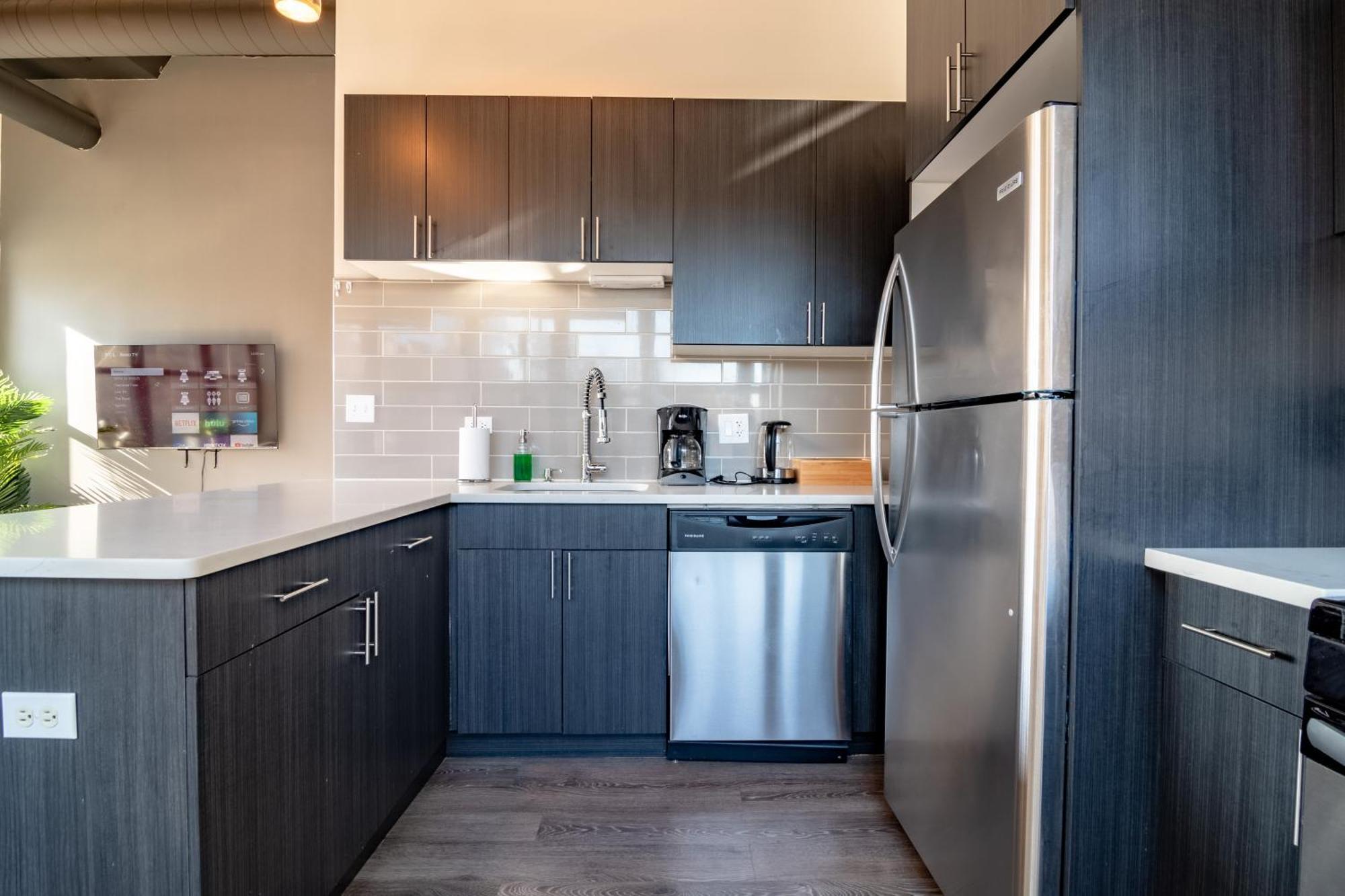 Mccormick Place Stylish Corner Unit With Optional Parking For Up To 6 Guests Apartment