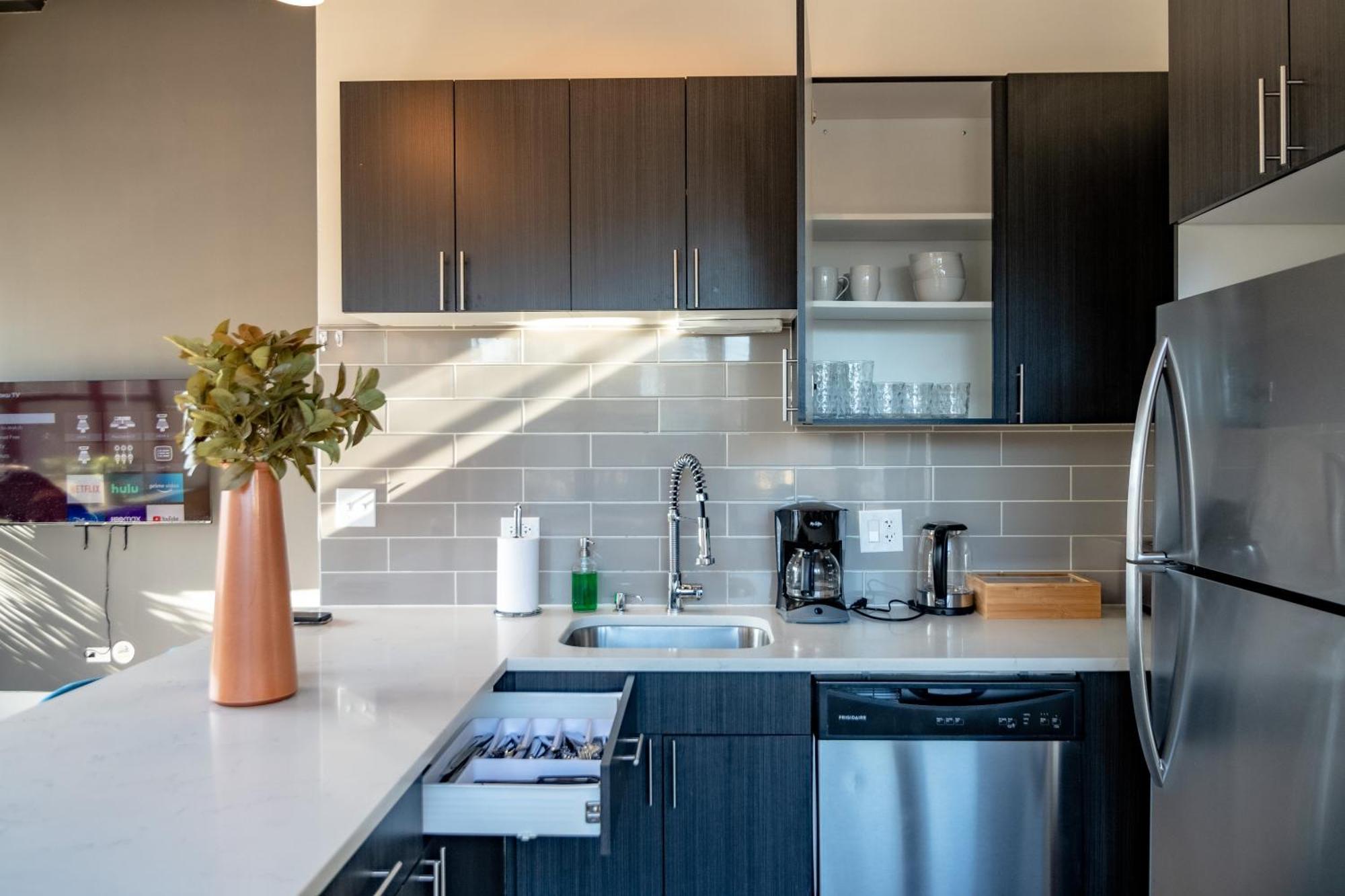 Apartment Mccormick Place Stylish Corner Unit With Optional Parking For Up To 6 Guests Chicago