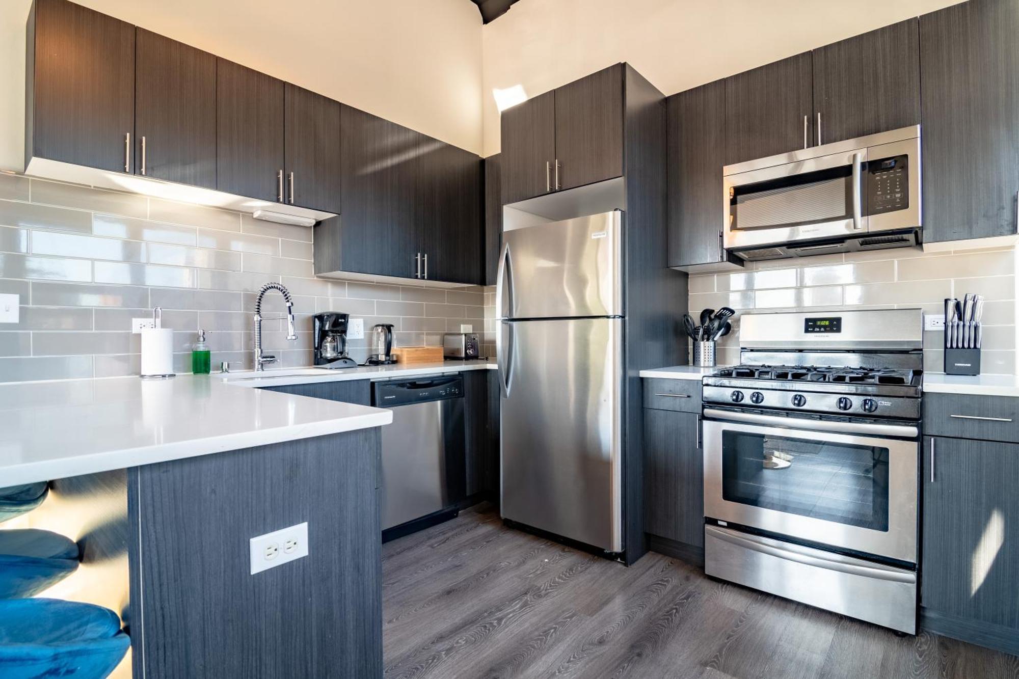 Mccormick Place Stylish Corner Unit With Optional Parking For Up To 6 Guests Apartment Chicago
