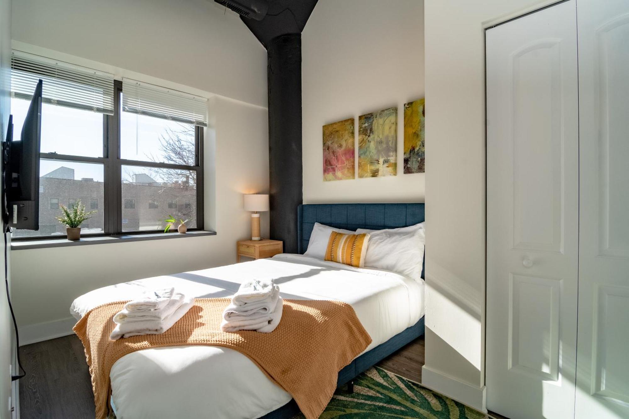 Mccormick Place Stylish Corner Unit With Optional Parking For Up To 6 Guests