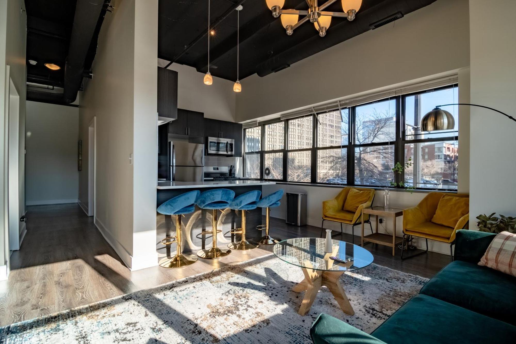 Apartment Mccormick Place Stylish Corner Unit With Optional Parking For Up To 6 Guests Chicago