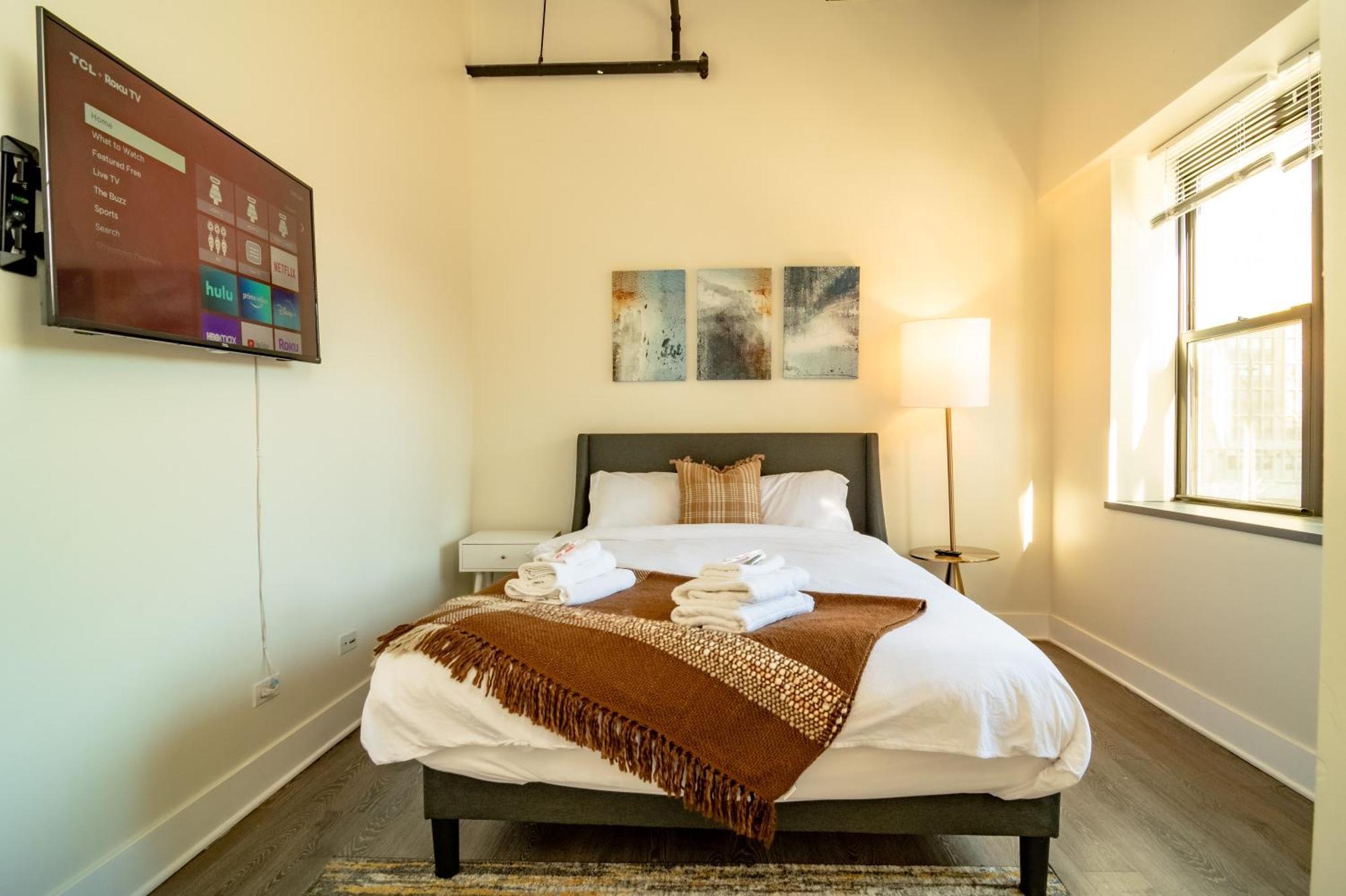 Apartment Mccormick Place Stylish Corner Unit With Optional Parking For Up To 6 Guests Chicago