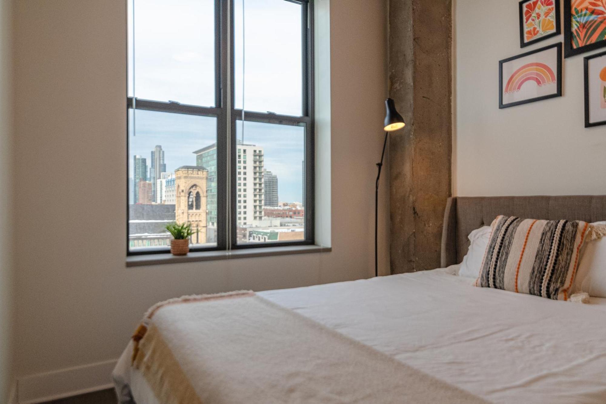 Modern 2br Loft With Amazing Skyline View And Optional Parking For 8 Guests Near Mccormick Place And Soldier Field Apartment Chicago