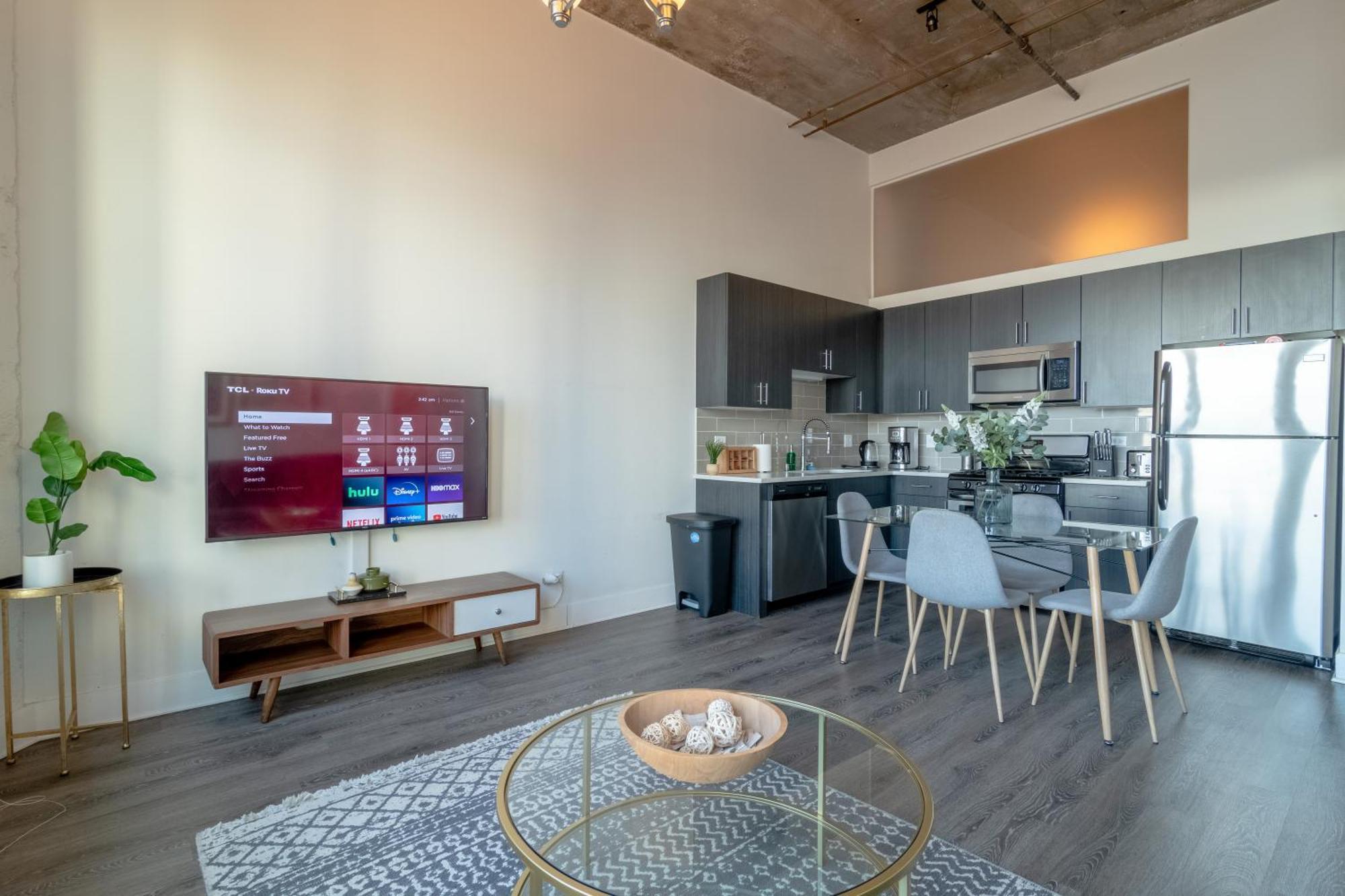 Mccormick Place Modern 2br-2ba Loft With Optional Parking For 8 Guests *