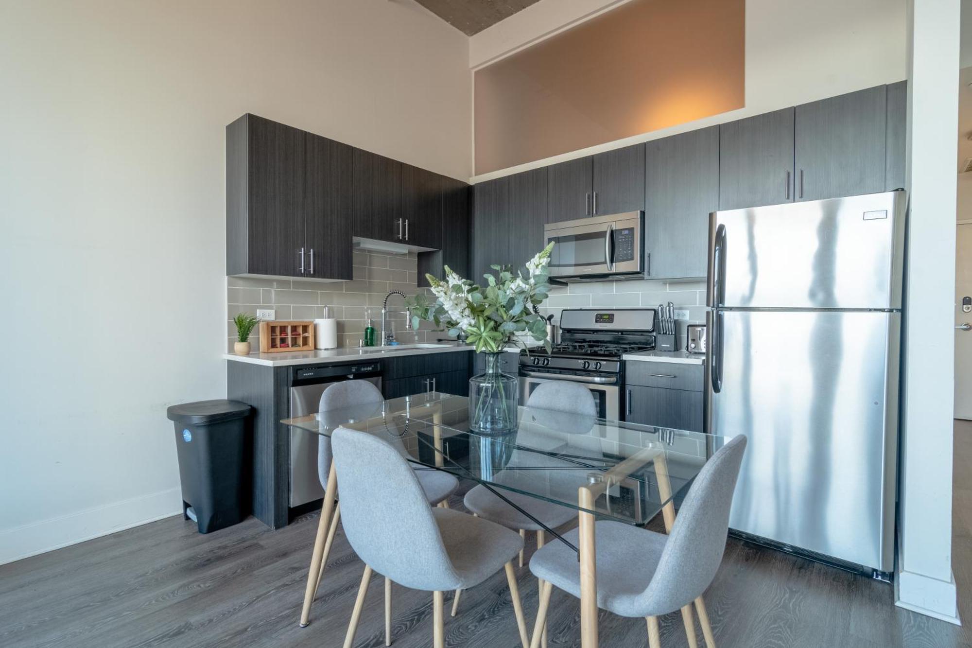 Mccormick Place Modern 2br-2ba Loft With Optional Parking For 8 Guests Apartment