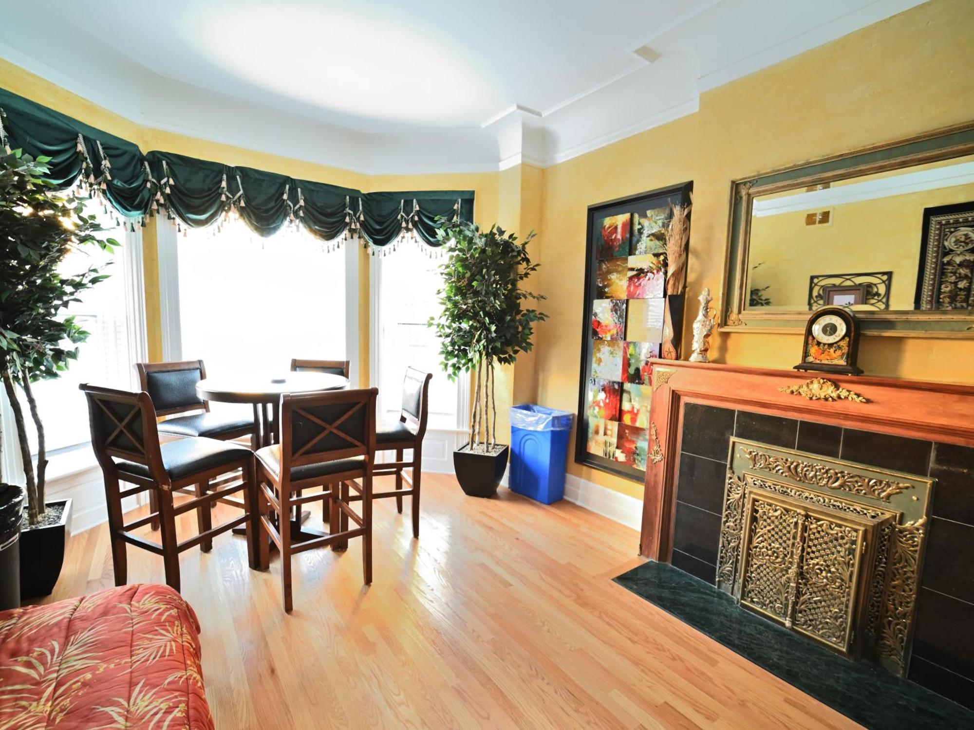 City Sleeps 10-20 Free Tv & Parking Apartment