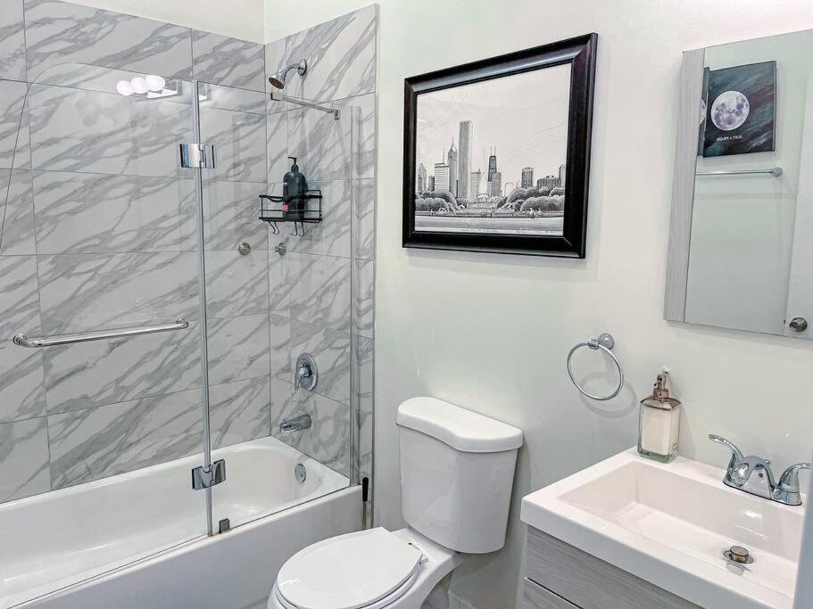 Mccormick Place 420 Friendly 2br/2ba With Optional Parking For Up To 6 Guests