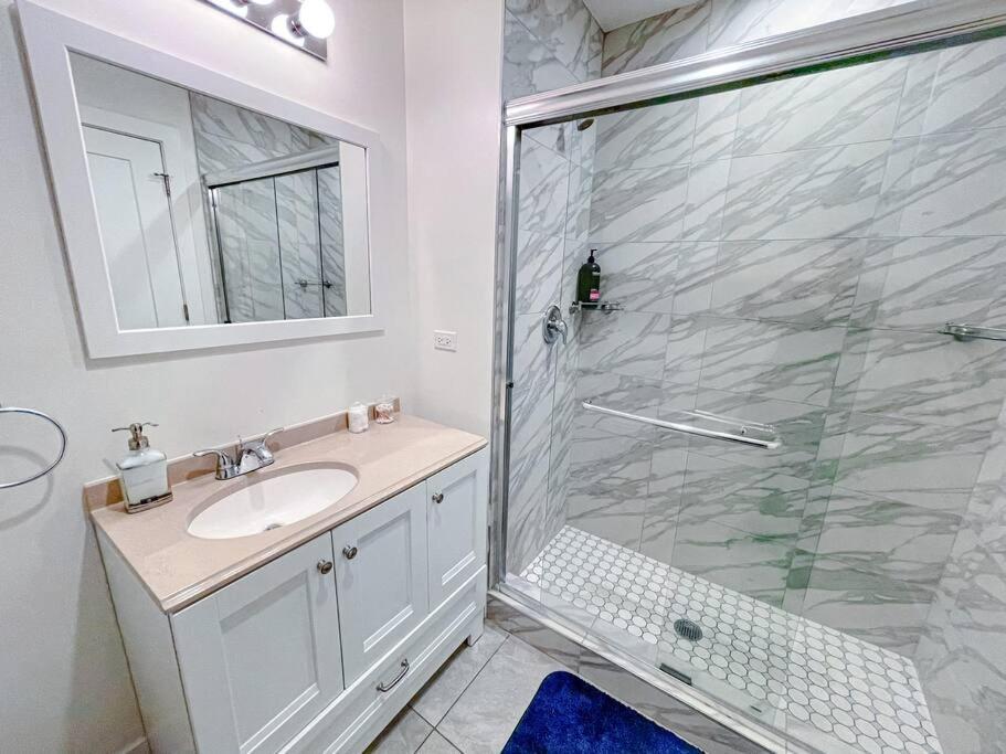 Mccormick Place 420 Friendly 2br/2ba With Optional Parking For Up To 6 Guests Apartment