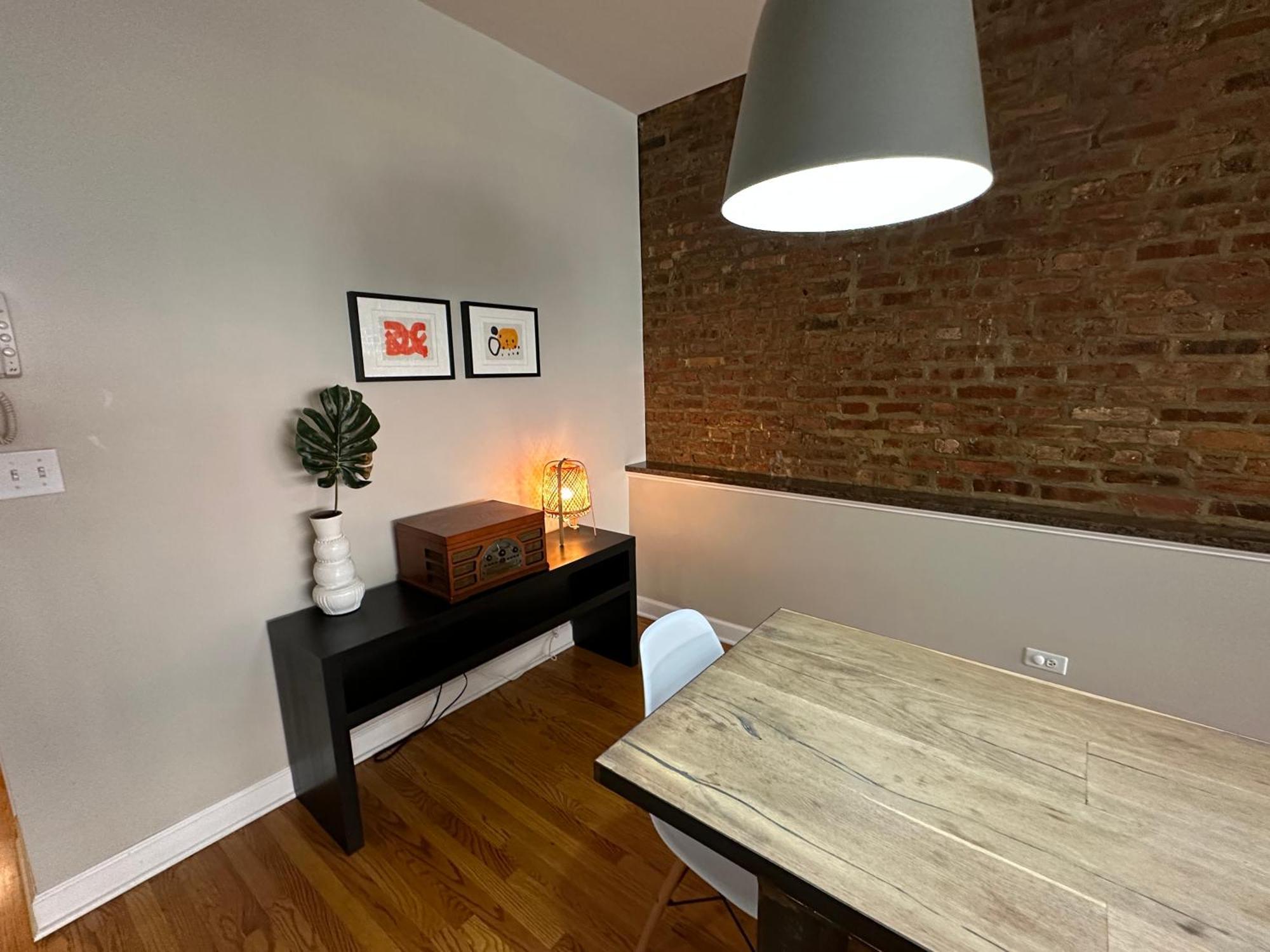 Trendy Wicker Park Loft With Parking *