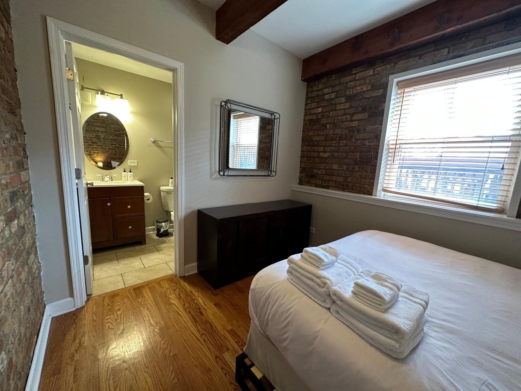 Trendy Wicker Park Loft With Parking *